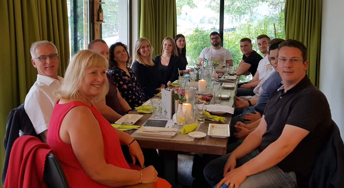SCHMEES_cast_abendessen_auszubildende